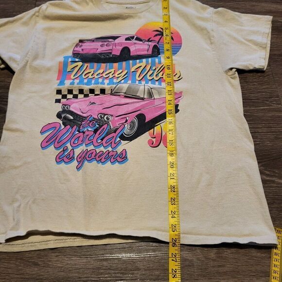 Popular Girl Vacay Vibes The World is Yours 1998 Graphic Tee Shirt Size Large - Picture 5 of 5